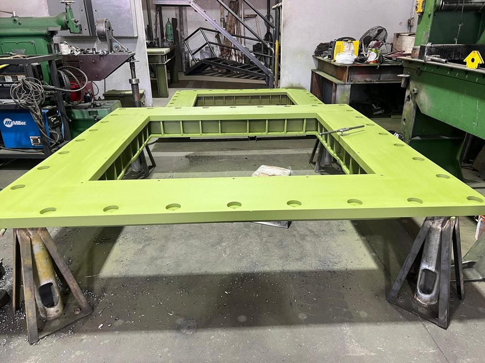Estructura base de acero soldada y pintada en el taller
