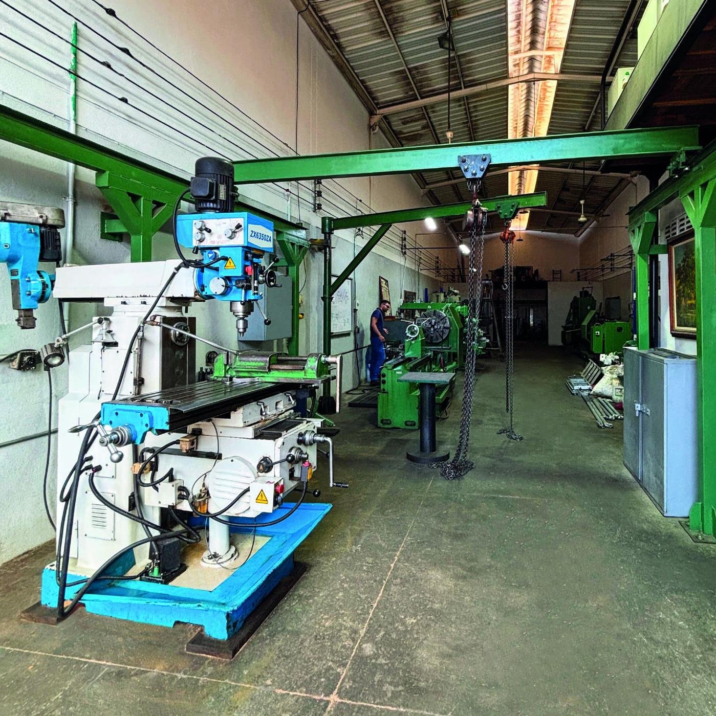 Fresa universal y puente grúa del taller